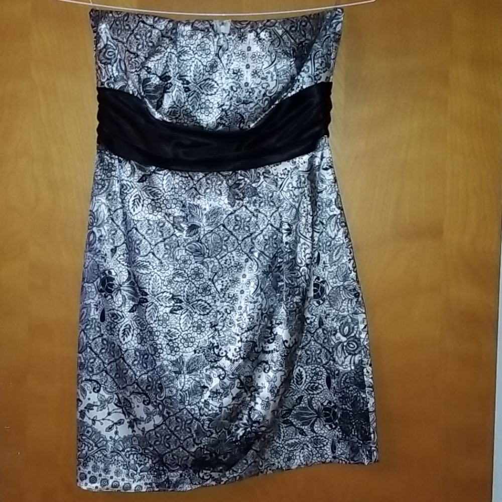 Junior's strapless dress